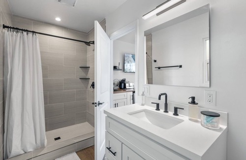 South Oceanside Hotel | South Oceanside Bungalow 6 - Deluxe Queen Studio + Patio