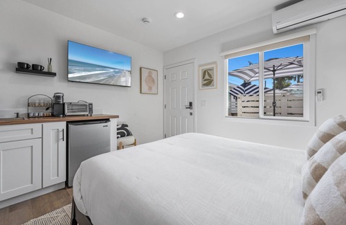 South Oceanside Hotel | South Oceanside Bungalow 6 - Deluxe Queen Studio + Patio