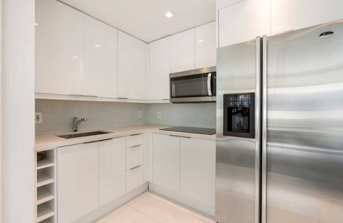 South of Fifth Condominio | Al sur del quinto frente al mar con balcón y acceso a la playa