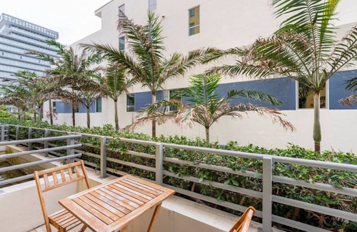 South of Fifth Condominio | Al sur del quinto frente al mar con balcón y acceso a la playa