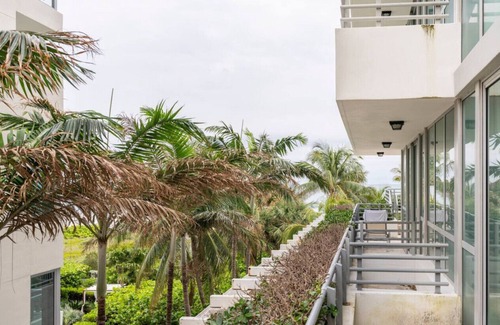 South of Fifth Condominio | Al sur del quinto frente al mar con balcón y acceso a la playa
