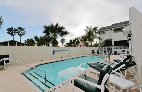 South Padre Island Apartamento | South Padre Island Condo w/ Pool Access & Balcony!