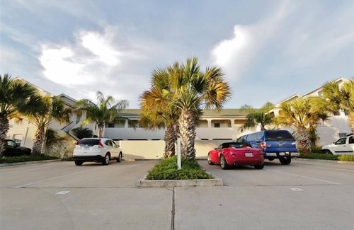 South Padre Island Apartamento | South Padre Island Condo w/ Pool Access & Balcony!