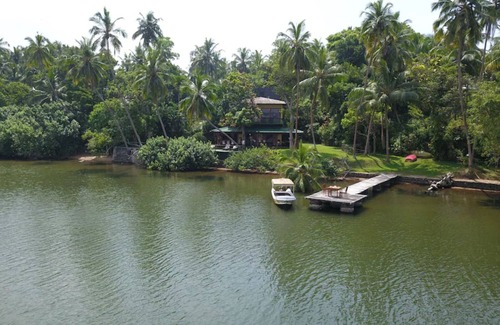Kathaluwa Cabaña | South Point Cottage- 3 bedroom stunning lake front property. Ideal for family.