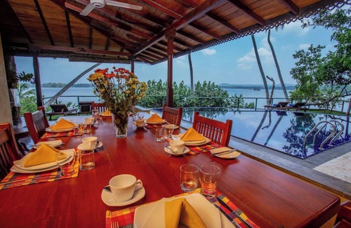 Kathaluwa Cabaña | South Point Cottage- 3 bedroom stunning lake front property. Ideal for family.