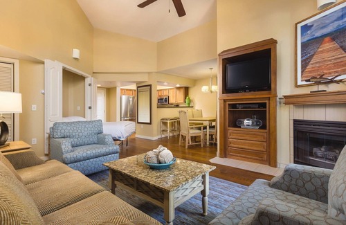 Round Hill Village Cabina | South Shore Charming 2-bedroom lodge in Zephyr Cove