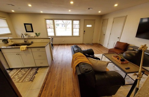 Wichita Casa | South Side Chic 3Br 1Ba 10mn to McConnell Spirit