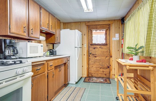 Conover Cabina | South Twin Lake Cabin w/ Seasonal Dock & Slip!