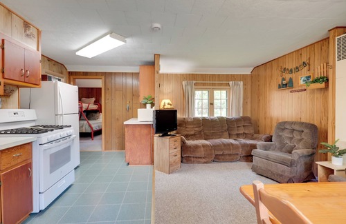 Conover Cabina | South Twin Lake Cabin w/ Dock, Steps to Water