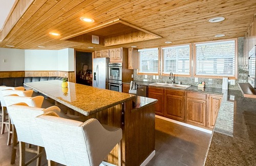 Clinton Villa | South Whidbey waterfront escape w/ large patio & stunning views