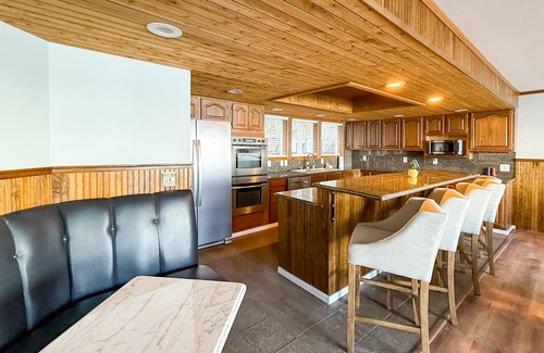 Clinton Villa | South Whidbey waterfront escape w/ large patio & stunning views