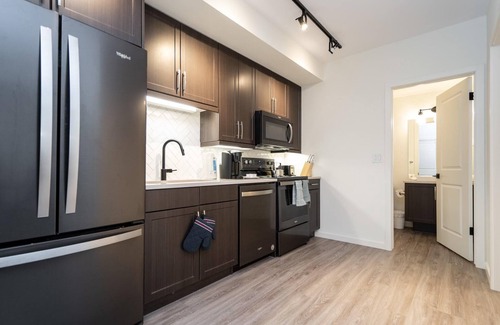 Fort Gary Condominio | South Winnipeg Modern 2BR 1BATH+ Free Parking (306-325)