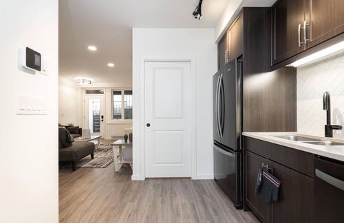 Fort Gary Condominio | South Winnipeg Modern 2BR 1BATH+ Free Parking (306-325)