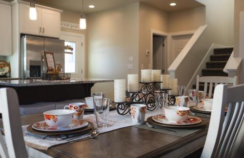 Hildale Casa | South Zion Coral Cliffs - 4 bed, 3 bath, hot tub, deck