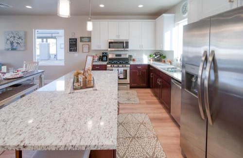 Hildale Casa | South Zion Coral Cliffs - 4 bed, 3 bath, hot tub, deck