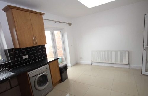 Norwood Green Casa | Southall House Cheerful 4 bedroom home with free parking on premises,