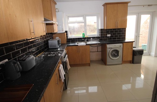 Norwood Green Casa | Southall House Cheerful 4 bedroom home with free parking on premises,