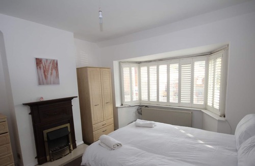 Norwood Green Casa | Southall House Cheerful 4 bedroom home with free parking on premises,