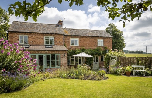 Bredons Norton Cabaña | Southcroft Cottage is ideally located in the peaceful village of Bredon's Norton at the foot of Bred
