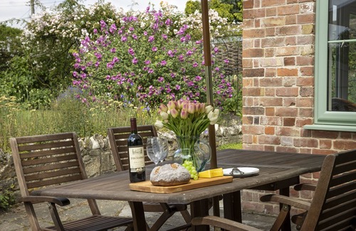 Bredons Norton Cabaña | Southcroft Cottage is ideally located in the peaceful village of Bredon's Norton at the foot of Bred