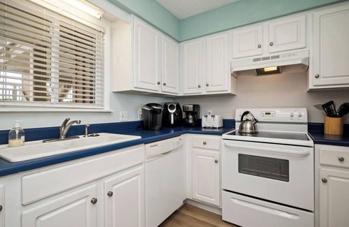 Caswell Beach Condominio | Southern Beauty: Oceanfront Condo with Community Pool