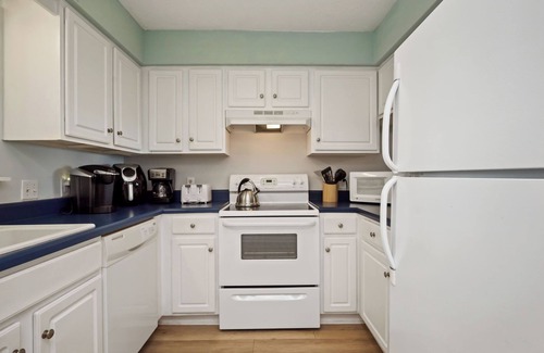 Caswell Beach Condominio | Southern Beauty: Oceanfront Condo with Community Pool