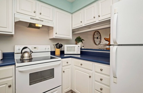 Caswell Beach Condominio | Southern Beauty: Oceanfront Condo with Community Pool
