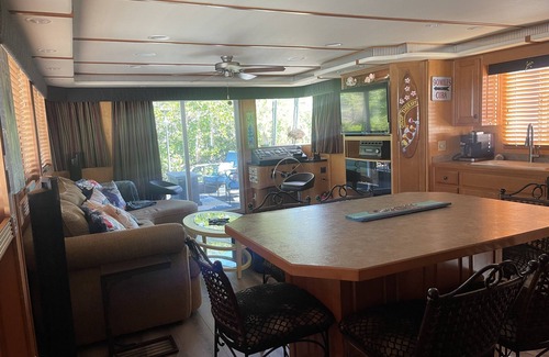Key West Alquiler De Eote | Southern Bell is a Beautiful Houseboat cozy and relaxing.