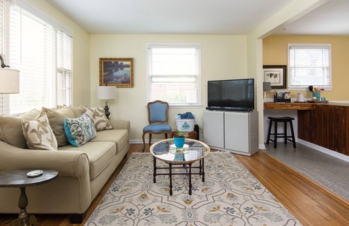 Franklin Cabaña | Southern Charm cottage- CENTRO / patio sombreado cercado!