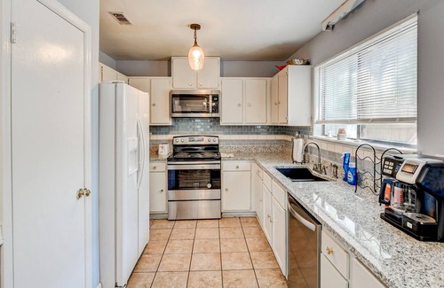 Mount Pleasant Cabaña | Southern Charming Cottage in Mt. Pleasant!