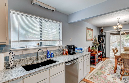 Mount Pleasant Cabaña | Southern Charming Cottage in Mt. Pleasant!