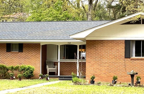 Laurel Casa | Southern cottage close to downtown with shopping and restaurants