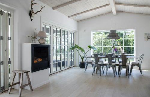 Lumsas Casa | Southern Feel In Refurbished Home By Shore