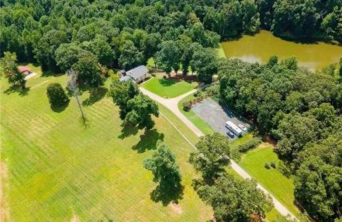 Gainesville Casa | Southern Home and fishing lake.