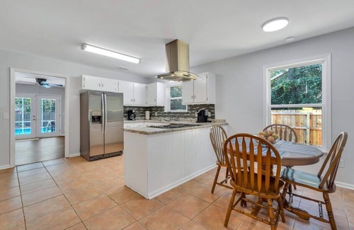 Statesboro Casa | Southern Splash Retreat Poolside Paradise by GSU