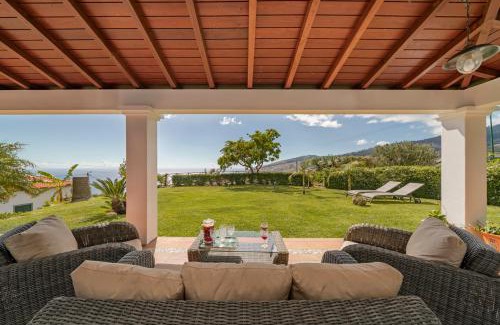 Calheta Casa | Southern Sunny House by An Island Apart