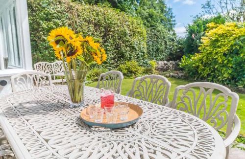 Kendal Casa | Southfield is a spacious period five bed, four bath with parking
