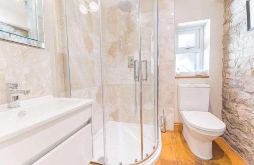Kendal Casa | Southfield is a spacious period five bed, four bath with parking
