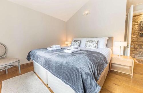 Kendal Casa | Southfield is a spacious period five bed, four bath with parking