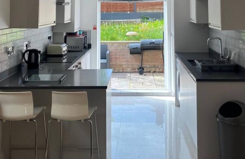Southgate Casa | Southgate Home - Sleeps 14 - Parking - Central
