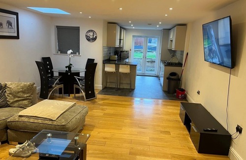 Southgate Casa | Southgate Home - Sleeps 14 - Parking - Central