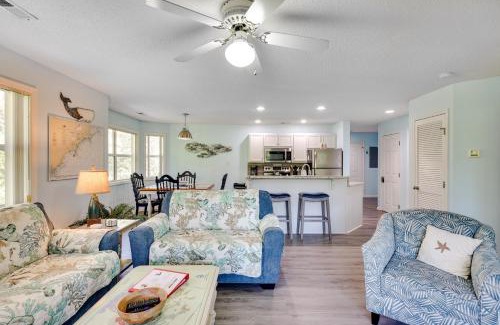 St. James Apartamento | Southport Fall Getaway | Condo with Deck and Pool