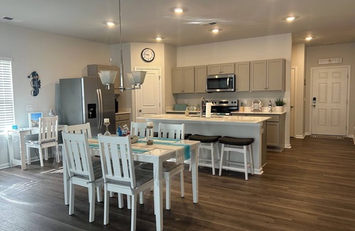 Southport Casa | Southport Seascape -3 miles to beach, perfect for a family-friends getaway!