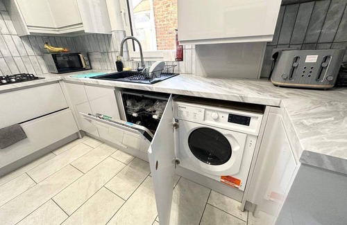 Southsea Casa | Southsea 4-bed Seaside Retreat- Sleeps 11 & Garden