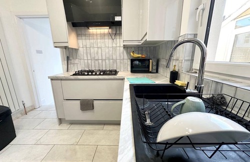 Southsea Casa | Southsea 4-bed Seaside Retreat- Sleeps 11 & Garden