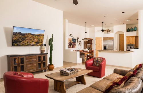 Miramonte Casa | 4 dormitorios, 3 baños, hasta 8 personas, 3,500 pies cuadrados