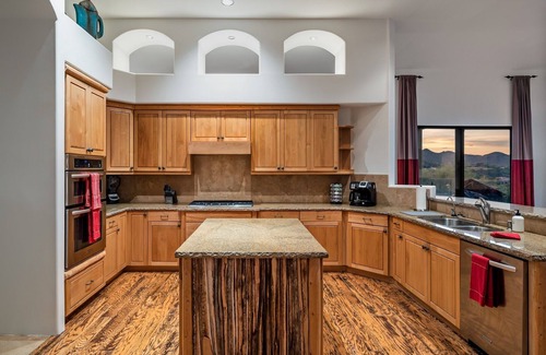 Miramonte Casa | 4 dormitorios, 3 baños, hasta 8 personas, 3,500 pies cuadrados