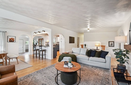 Littleton Casa | Southwest Mid-Mod 5BR w/ Big Yard, Hot Tub, Fireplace, A/C, WIFI, and Kitchen