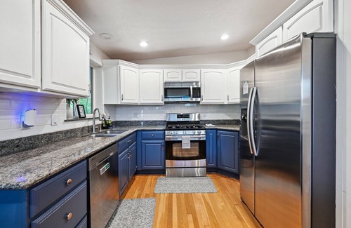 Littleton Casa | Southwest Mid-Mod 5BR w/ Big Yard, Hot Tub, Fireplace, A/C, WIFI, and Kitchen