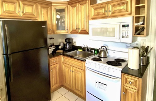 Hollywood South Central Beach Apartamento | Southwinds 3 for 2 Queen Studio Steps to Beach